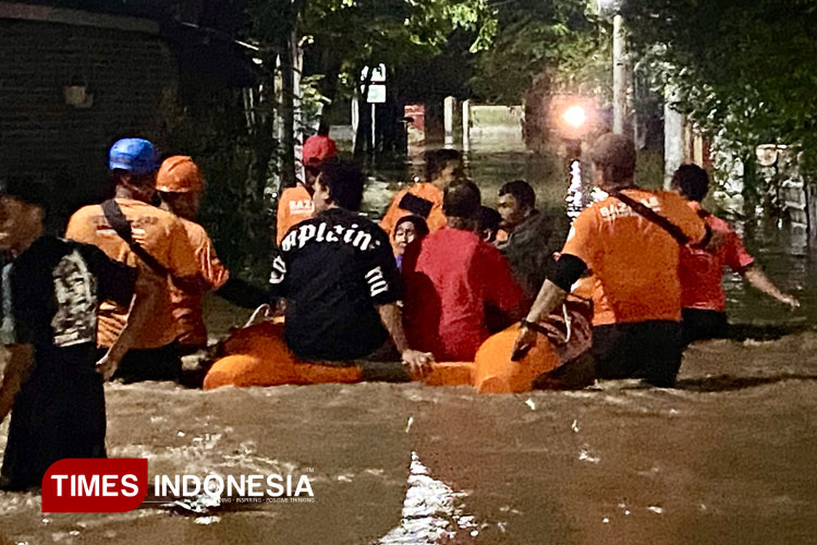 Tim BPBD Kabupaten Probolinggo mengevakuasi warga dari lokasi banjir di Desa Tanjungsari, Kecamatan Krejengan, kabupaten setempat (FOTO: Dokumen/TIMES Indonesia)