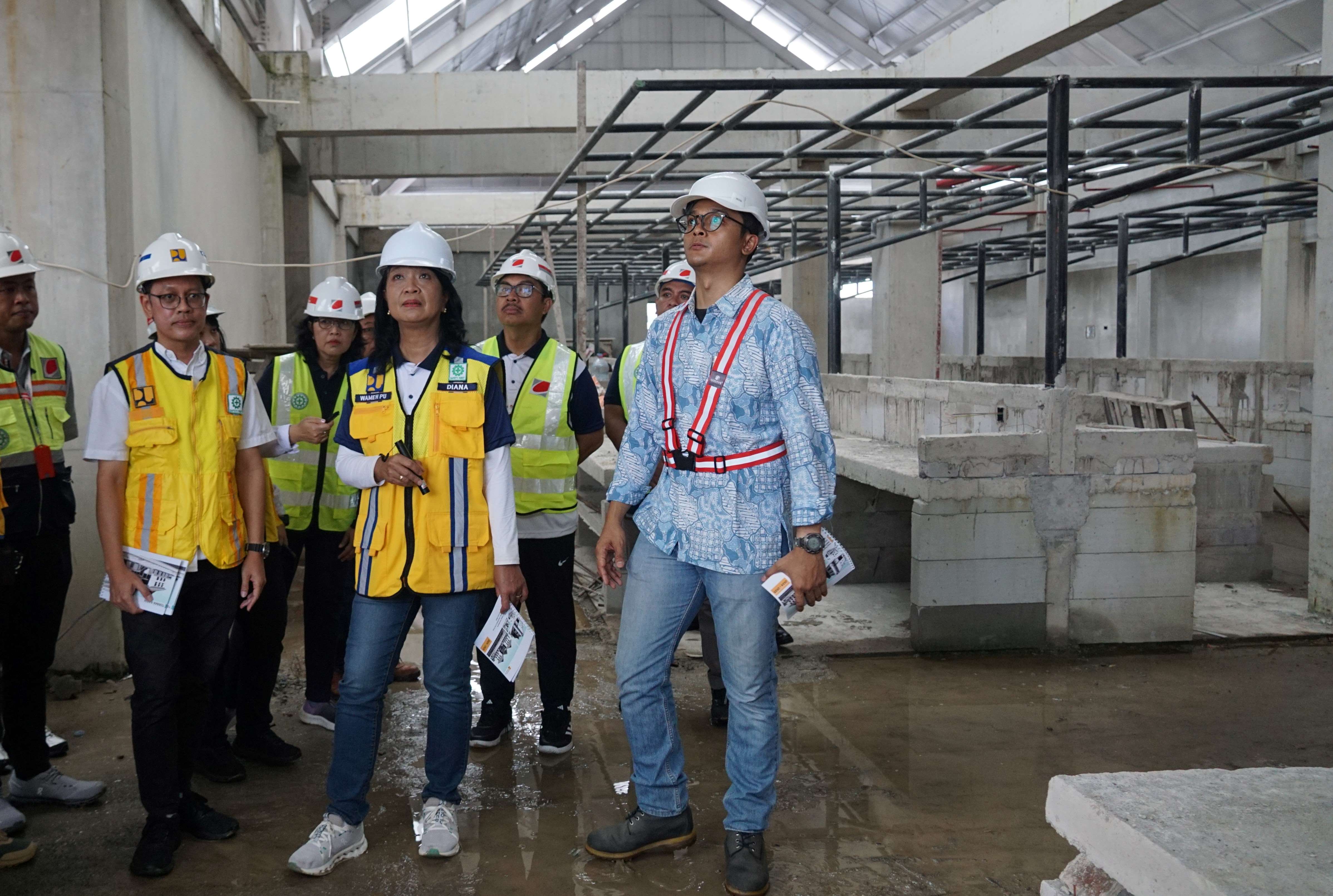 Wakil Menteri PUPR RI Diana Kusumastuti bersama Wali Kota Yogyakarta Hasto Wardoyo meninjau langsung progres pembangunan Pasar Terban, Sabtu (10/5/2025). (FOTO: Pemkot Yogyakarta for TIMES Indonesia)