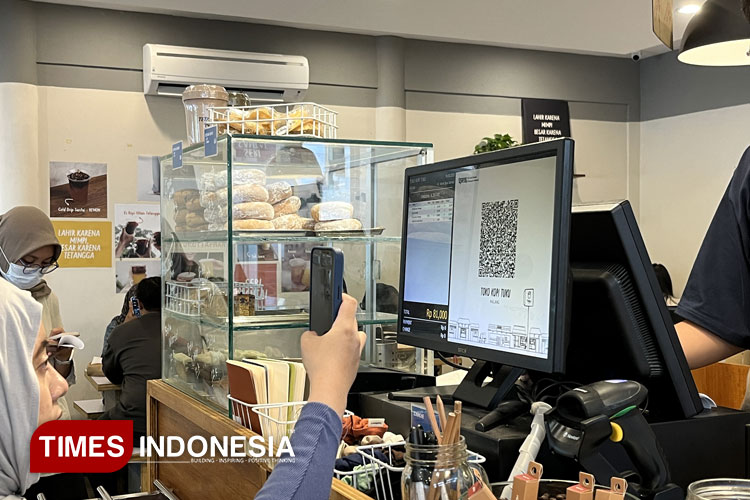 Penggunaan QRIS di salah satu kedai kopi di Kota Malang. (Foto: Dok. TIMES Indonesia)