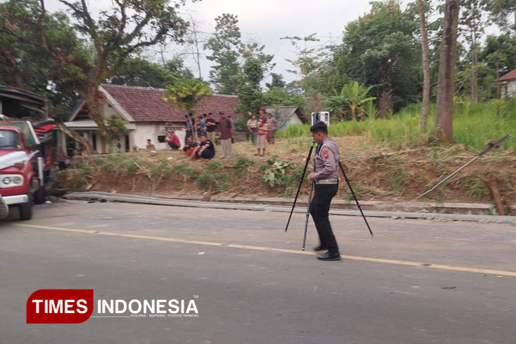Polisi melakukan olah TKP kecelakakan bus pariwisata di jalur Bromo yang menewaskan 9 orang penumpang (Foto: Rizki Putra Dinasti/Dok. TIMES Indonesia)