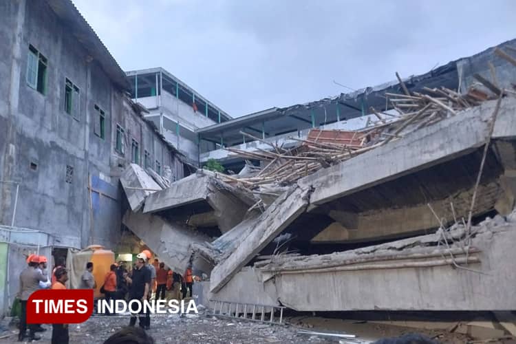 Bangunan mushala Ponpes Al Khoziny ambruk. (Foto: Syaiful Bahri/TIMES Indonesia)