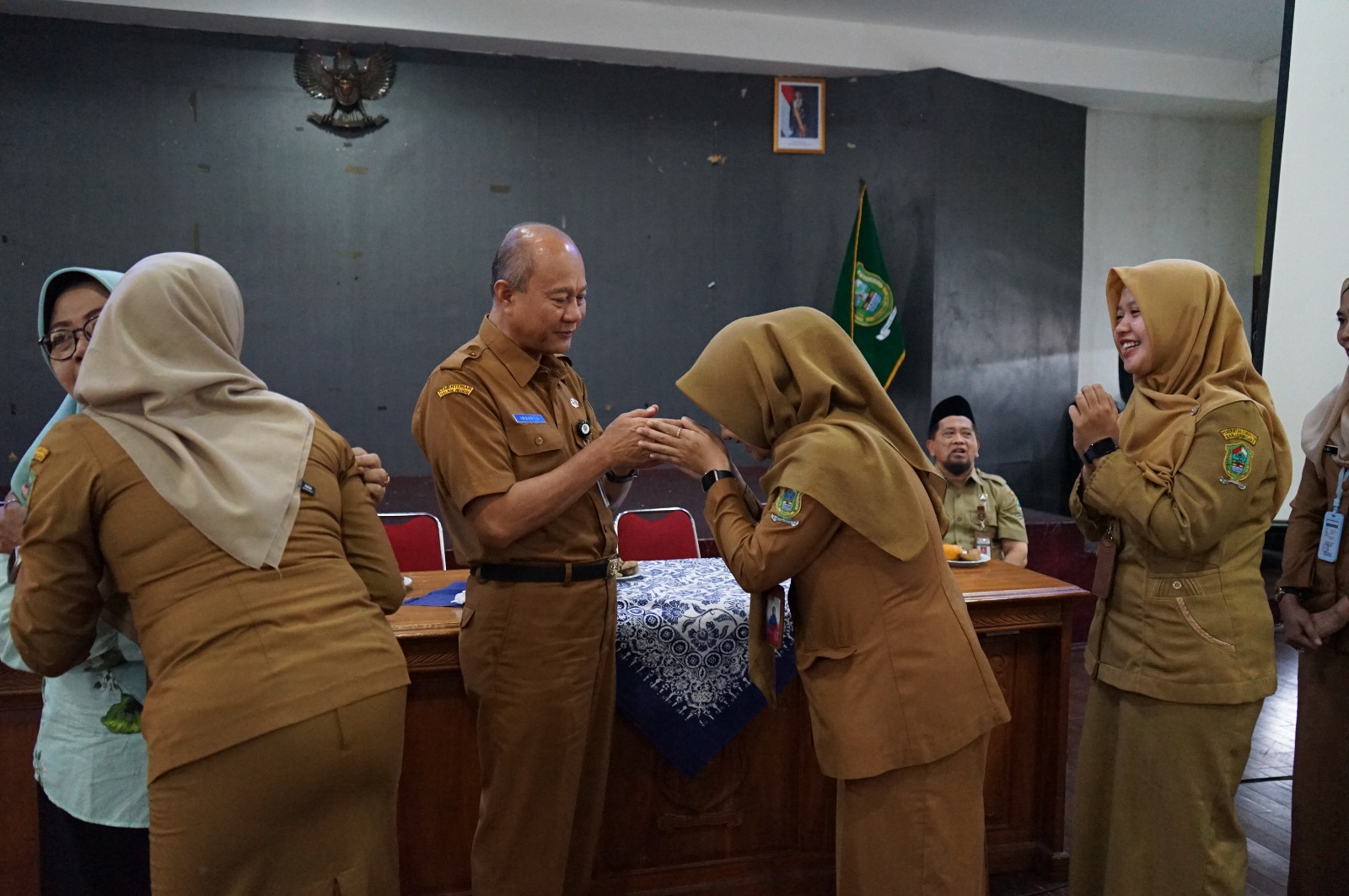 Sekda Banjarnegara bersama isteri saat berpamitan dengan ASN. (FOTO: Kominfo Banjarnegara for TIMES Indonesia)